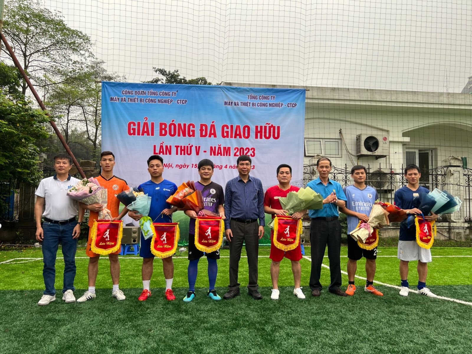 Lãnh đạo Công đoàn Công Thương Việt Nam và TCTy MIE tặng hoa và cờ lưu niệm cho các đội bóng 
